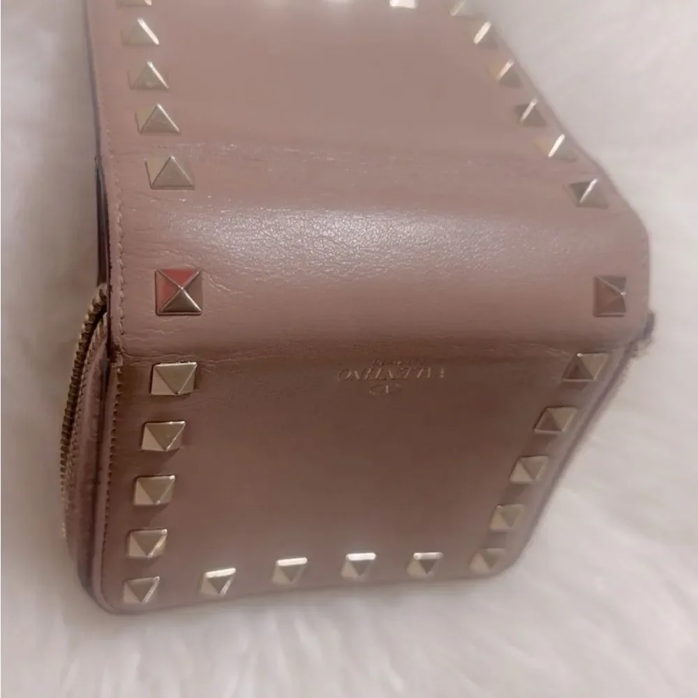 VALENTINO GARAVANI
Rockstud Accents Leather Compact Wallet 4.5” x 4” Approxi….. - Picture 6 of 14